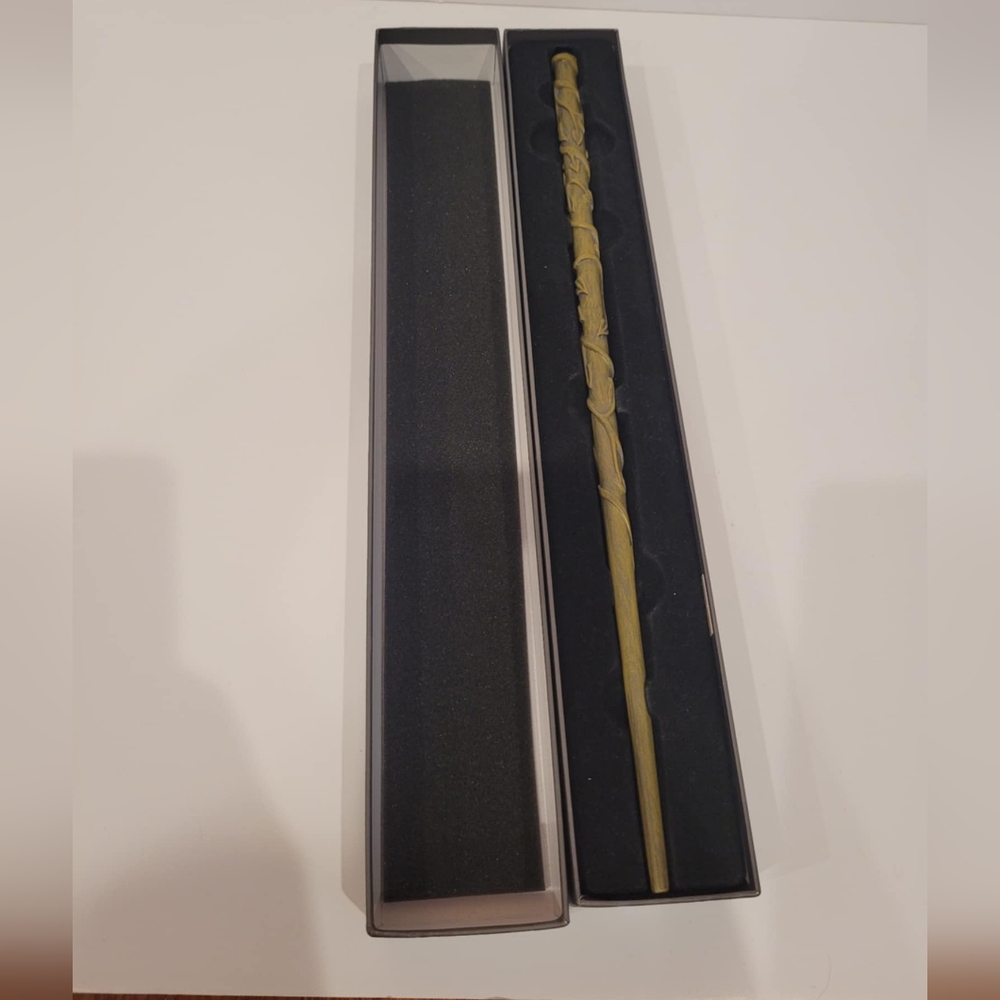 Authentic Harry Potter Universal Studios Collectible Wand Hermione Granger
